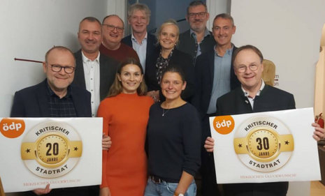 Paul Kastner, Johanna Seitz, Agnes Becker und Urban Mangold. Dahinter (v. l.): Andreas Seitz, Stefan Stadler, Franz Prügl, Dr. Eva Gerstl, Michael Schöffberger und Oliver Robl.