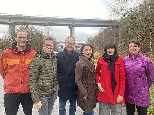 Dr. Stefanie Wehner und Stefanie Auer (Grüne), ÖDP-Kreisvorstandsmitglied Ronja Zöls-Biber, Stadtrat Urban Mangold (ÖDP), CSU-Stadtrat Prof. Holm Putzke (fraktionslos) und Stadtrat Matthias Weigl (Grüne). Nicht im Bild: Johanna Seitz (ÖDP), Diana Niebrügge (Grüne) und Siegfried Kapfer (FWG).